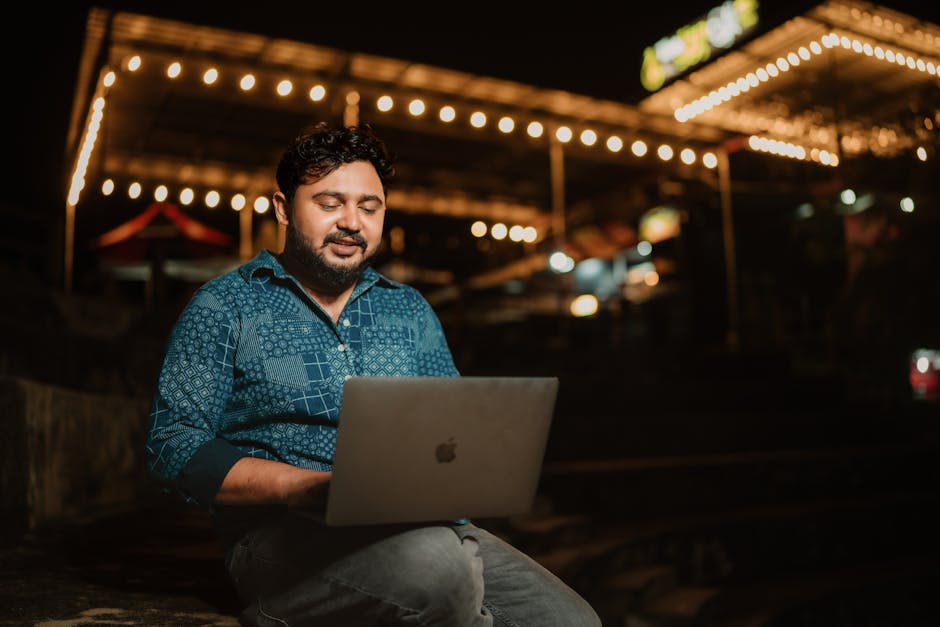 Blogger di tecnologia al lavoro su una recensione