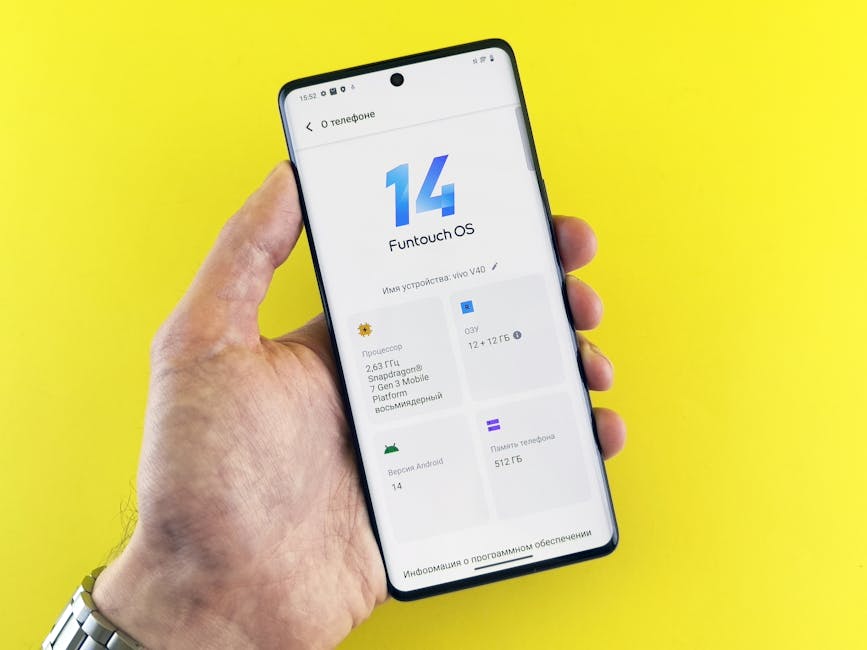 Persona che tiene in mano un moderno smartphone Android
