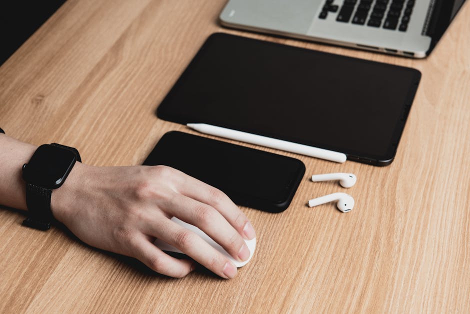 Scrivania con gadget tecnologici e dispositivi